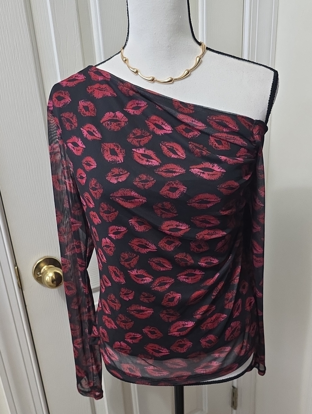 BOLD ELEMENTS BRAND WOMEN'S LINED BLACK & RED "LIPS" PRINT TOP SIZE LARGE